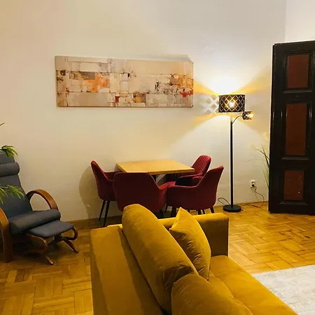 Plne Vybaveny Apartman U Velkeho Namesti 3, Wi-Fi, Netflix, Vana Hradec Kralove Exterior photo