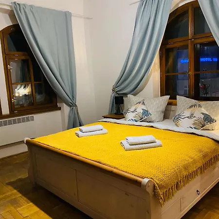 Plne Vybaveny Apartman U Velkeho Namesti 3, Wi-Fi, Netflix, Vana Hradec Kralove Exterior photo